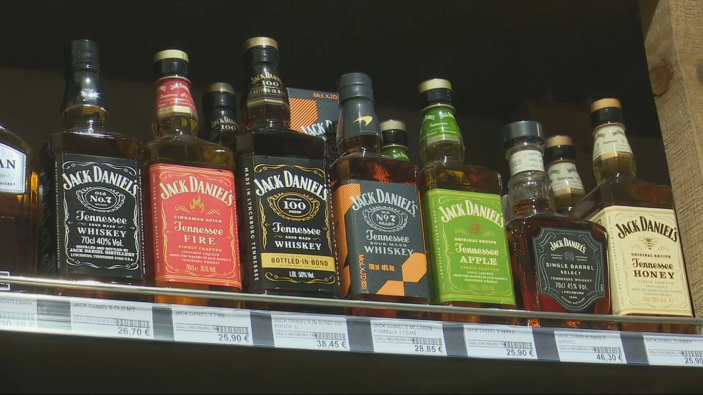 Whisky estadounidense en una estantería Whisky estadounidense en una estantería