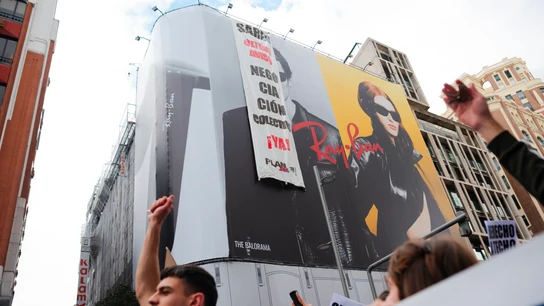 Algunos activistas han subido a un edificio de la Gran Vía madrileña para colgar un pancarta. Algunos activistas han subido a un edificio de la Gran Vía madrileña para colgar un pancarta.