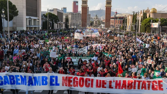 Barcelona vuelve a salir a la calle para exigir una bajada de los alquileres. Barcelona vuelve a salir a la calle para exigir una bajada de los alquileres.