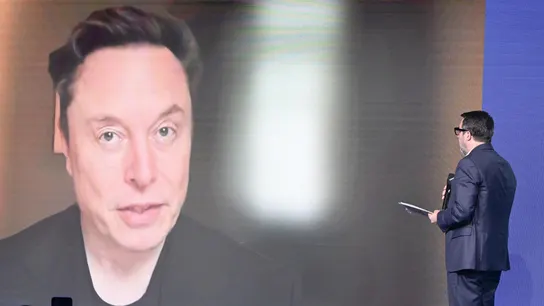 Elon Musk durante un mitin de Matteo Salvini en Florencia.  Elon Musk durante un mitin de Matteo Salvini en Florencia.