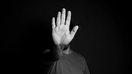 Imagen de archivo de una persona que no quiere hablar. Imagen de archivo de una persona que no quiere hablar.