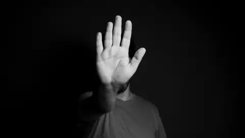 Imagen de archivo de una persona que no quiere hablar. Imagen de archivo de una persona que no quiere hablar.