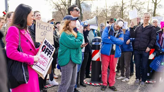 Decenas de miles de personas protestan contra Trump y sus aranceles en medio mundo Decenas de miles de personas protestan contra Trump y sus aranceles en medio mundo