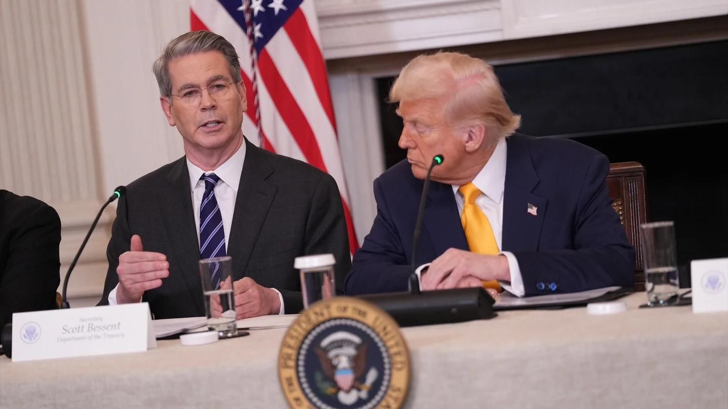 El secretario de Estado de EEUU, Scott Bessent, junto al presidente, Donald Trump. El secretario de Estado de EEUU, Scott Bessent, junto al presidente, Donald Trump.