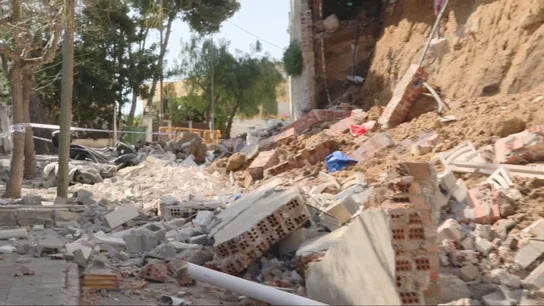El derrumbe de un muro obliga al desalojo de tres familias en Segur de Calafell (Tarragona) El derrumbe de un muro obliga al desalojo de tres familias en Segur de Calafell (Tarragona)