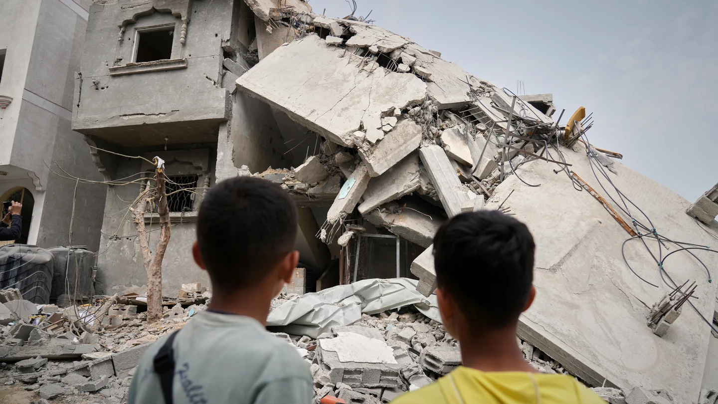 Dos niños observan uno de los edificios derrumbados este domingo por Israel en Jan Yunis. Dos niños observan uno de los edificios derrumbados este domingo por Israel en Jan Yunis.