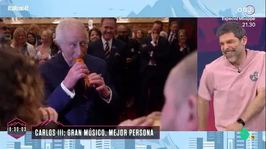 Nacho García, al ver a Carlos III tocando una flauta de zanahoria: "El único rey del mundo con carné de manipulación de alimentos" Nacho García, al ver a Carlos III tocando una flauta de zanahoria: "El único rey del mundo con carné de manipulación de alimentos"
