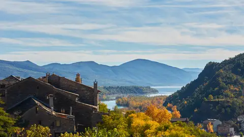 El pueblo de Aínsa con sus vistas panorámicas de las cumbres de los Pirineos. Parque Nacional de Ordesa y Monte Perdido. Huesca. Aragón. El pueblo de Aínsa con sus vistas panorámicas de las cumbres de los Pirineos. Parque Nacional de Ordesa y Monte Perdido. Huesca. Aragón.