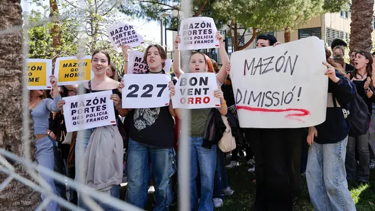Un grupo de estudiantes protesta a la llegada del president de la Generalitat, Carlos Mazón. Un grupo de estudiantes protesta a la llegada del president de la Generalitat, Carlos Mazón.