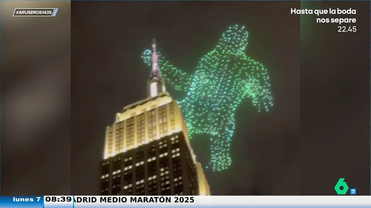 El increíble espectáculo de drones recreando la escena de King Kong escalando el Empire State El increíble espectáculo de drones recreando la escena de King Kong escalando el Empire State