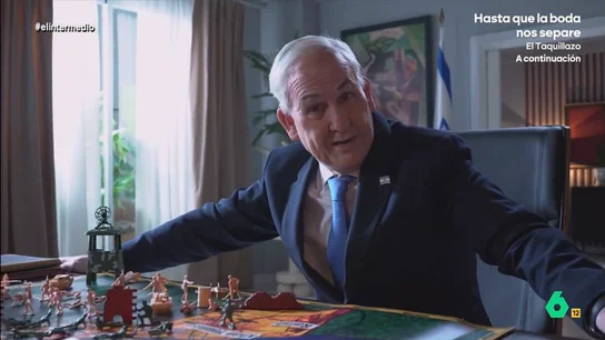 Joaquín Reyes se convierte en Netanyahu y se define como "la Marie Kondo judía": "Estoy organizando aquello..." El 'primer ministro israelí' ha recibido al programa en su día libre y no duda en compartir, con una ilustrativa metáfora, cómo comenzó el conflicto israelí con la Franja de Gaza.