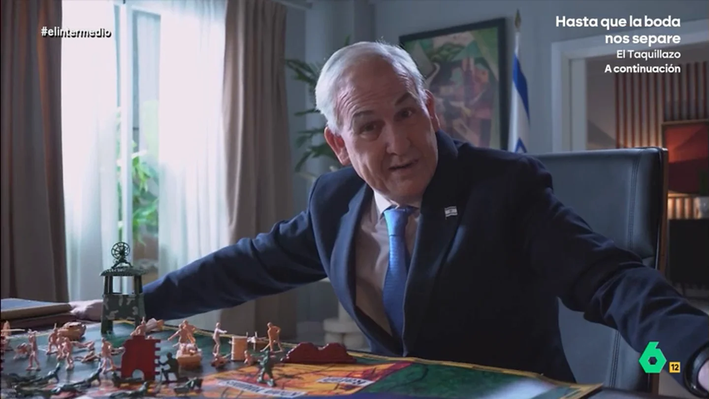Joaquín Reyes se convierte en Netanyahu y se define como "la Marie Kondo judía": "Estoy organizando aquello..." El 'primer ministro israelí' ha recibido al programa en su día libre y no duda en compartir, con una ilustrativa metáfora, cómo comenzó el conflicto israelí con la Franja de Gaza.
