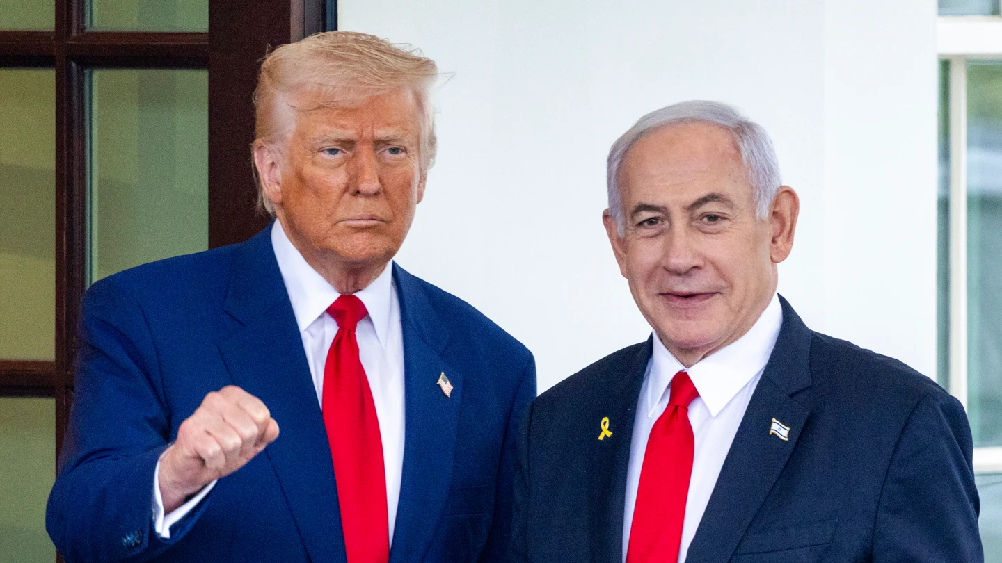 Netanyahu promete a Trump "eliminar los aranceles" y "barreras comerciales" a productos de EEUU El presidente de Estados Unidos, Donald J. Trump (izq.), saluda al primer ministro israelí, Benjamin Netanyahu (der.), a su llegada a una reunión en el Ala Oeste de la Casa Blanca en Washington, D.C., EEUU.