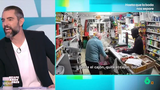 Dani Mateo reacciona al surrealista atraco en Los Palacios y Villafranca: "Le llaman 'El Gamba' porque no tiene cabeza" Dani Mateo reacciona en este vídeo tras ver cómo el dueño de una tienda frustra un atraco tras reconocer al ladrón, a pesar de que va encapuchado y con pasamontañas. Además, desvela por qué le llaman 'El Gamba': "No tiene cabeza".