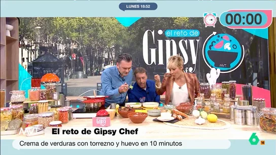 La 'excusa' de Iñaki López para comer torreznos: "A ver si me va a sentar mal tanta verdura..." El cocinero ha acompañado una de sus cremas con torreznos y huevo pochado. Gipsy Chef cuenta a los presentadores que debido a la gran cantidad de verduras que ha utilizado, la crema tiene muchas vitaminas.
