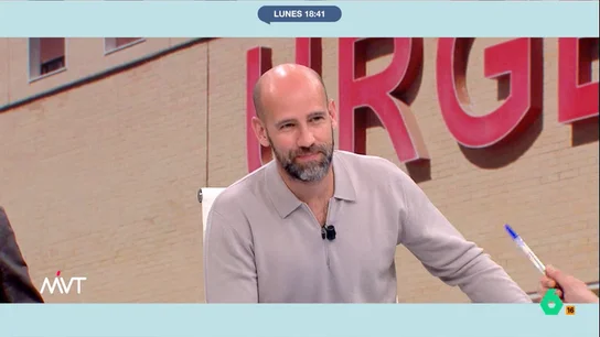 España lidera el ranking mundial de calvos y Gonzalo Miró reacciona: "Somos el hombre del futuro" Iñaki López no pasa por alto la noticia de que España se ha convertido en el líder mundial de calvos, lo que provoca la divertida respuesta de Gonzalo Miró en este vídeo: "Si lo llego a saber, me hubiera rapado".