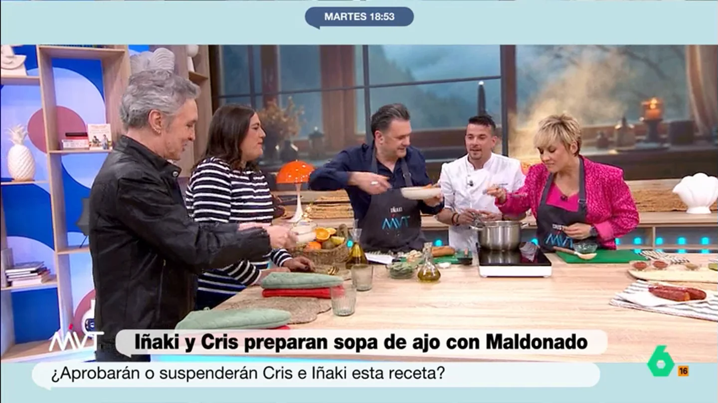 El divertido comentario de Iñaki López sobre la sopa de ajo: "Hay afters que las ponen, me lo han contado" Los presentadores de Más Vale Tarde han aprendido a preparar una deliciosa sopa de ajo gracias a las enseñanzas del chef con estrella Michelin Carlos Maldonado.
