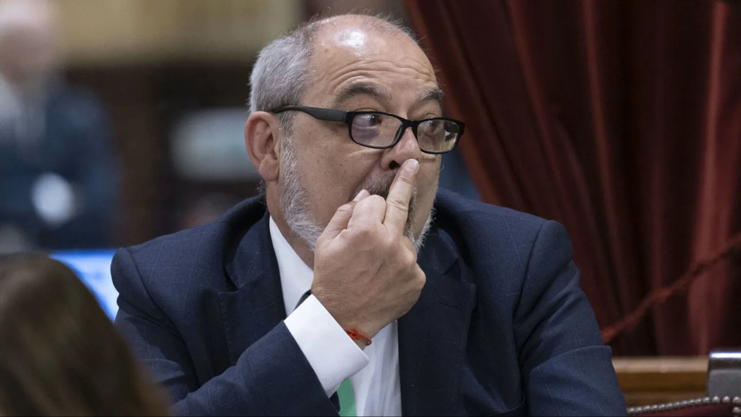 Nueva polémica de Vox: un diputado de la ultraderecha hace una peineta a otro del PSOE en el Parlamenteo balear Nueva polémica de Vox: un diputado de la ultraderecha hace una peineta a otro del PSOE en el Parlamenteo balear