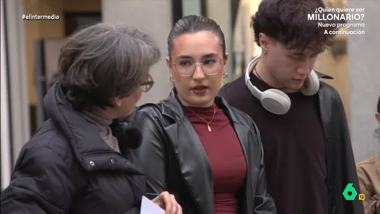 Una joven, sobre el kit de supervivencia: "¿Qué voy a hacer si me atacan con una pistola? ¿Tirarle unas pilas?" Tras las últimas recomendaciones de seguridad de la Unión Europea, Thais Villas dedica su sección 'Hablando se enciende la gente' al rearme. ¿Qué opinarán los ciudadanos sobre este hecho? Descubre sus respuestas en el vídeo principal.