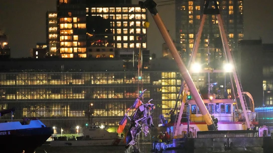 Una grúa levanta los restos del helicóptero estrellado en el río Hudson, en Nueva York Una grúa levanta los restos del helicóptero estrellado en el río Hudson, en Nueva York