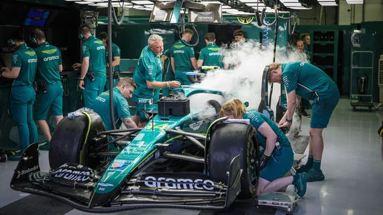 Aston Martin cambia el volante de Fernando Alonso Aston Martin cambia el volante de Fernando Alonso