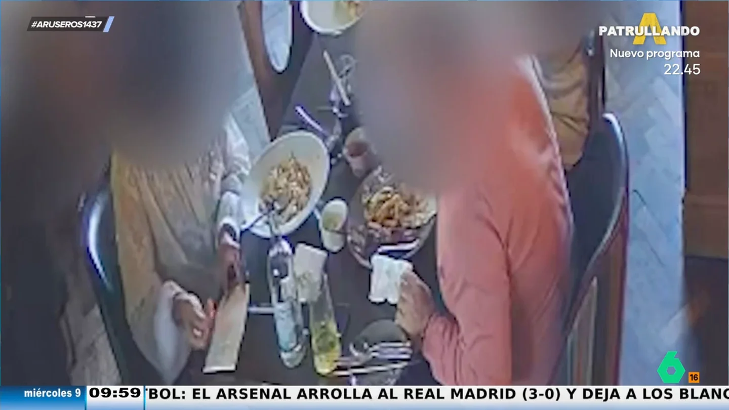 Las cámaras del restaurante pillan a una pareja poniendo cristales en la comida para no pagar Las cámaras del restaurante pillan a una pareja poniendo cristales en la comida para no pagar