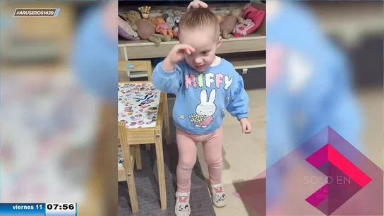 Una niña se hace viral por explicar con gestos la profesión de su papá: "Fiiiirmes" Una niña se hace viral por explicar con gestos la profesión de su papá: "Fiiiirmes"