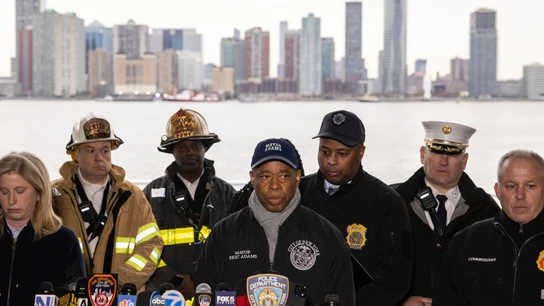 El alcalde de Nueva York, Eric Adams, en la rueda de prensa posterior al accidente del helicóptero en el río Hudson El alcalde de Nueva York, Eric Adams, en la rueda de prensa posterior al accidente del helicóptero en el río Hudson
