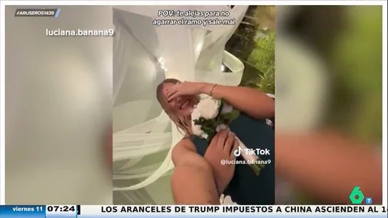El divertido vídeo viral de la invitada que se esconde para que no le caiga el ramo en la boda pero acaba con él en la mano El divertido vídeo viral de la invitada que se esconde para que no le caiga el ramo en la boda pero acaba con él en la mano