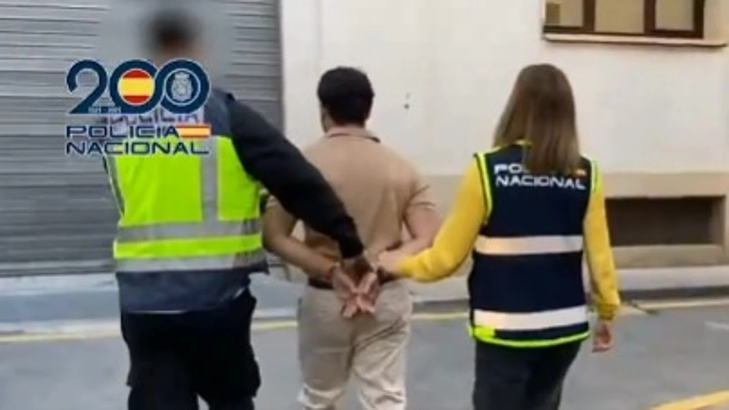 El detenido, custodiado por dos agentes de Policía Nacional. El detenido, custodiado por dos agentes de Policía Nacional.