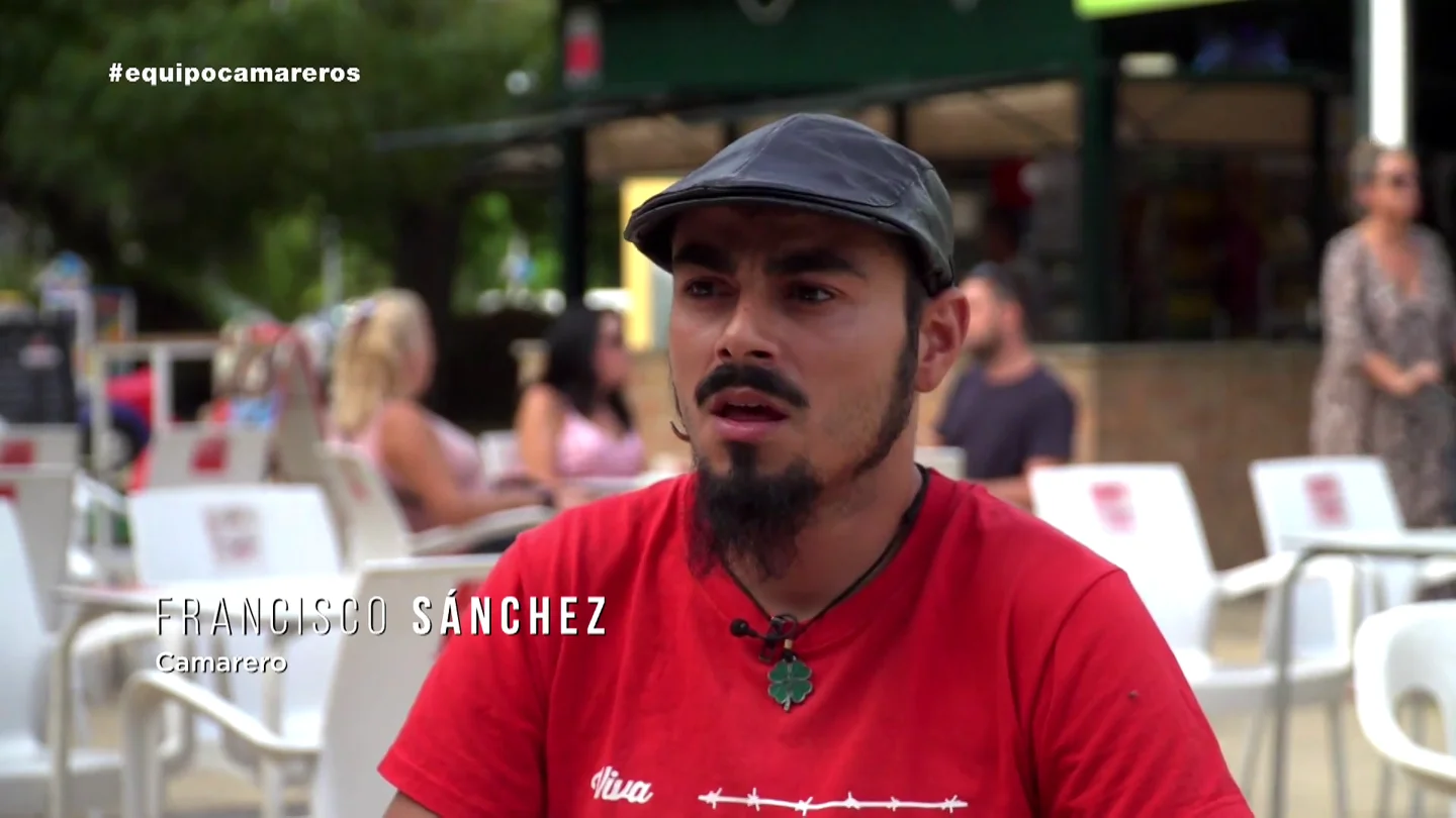 Un camarero estalla tras ser despedido por denunciar sus condiciones: "Estamos contratados 20 horas pero trabajamos 40" Un camarero estalla tras ser despedido por denunciar sus condiciones: "Estamos contratados 20 horas pero trabajamos 40"