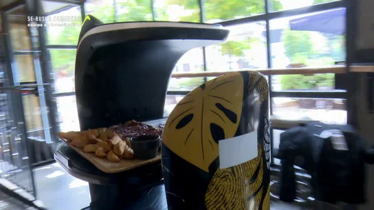 El dueño del local con un robot sirviendo mesas por 400 euros al mes: "No puedo compararlo con un camarero" El dueño del local con un robot sirviendo mesas por 400 euros al mes: "No puedo compararlo con un camarero"