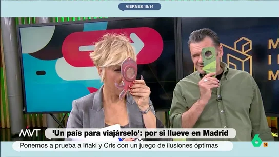 Iñaki López descubre cómo ven los saltamontes: "Siempre había tenido la duda, un deseo menos que cumplir" Luis Calero ha visitado El Museo de las ilusiones, en Madrid, y ha traído tres regalos a los presentadores de Más Vale Tarde: un cubo de Rubik y dos visores que permiten ver como un pulpo o un saltamontes.