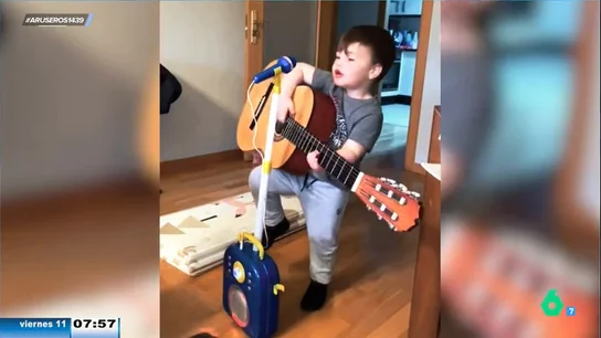 El divertido vídeo viral del niño que canta 'Clavaíto' de Abraham Mateo y se viene arriba: "¡Venga, todos!" El divertido vídeo viral del niño que canta 'Clavaíto' de Abraham Mateo y se viene arriba: "¡Venga, todos!"