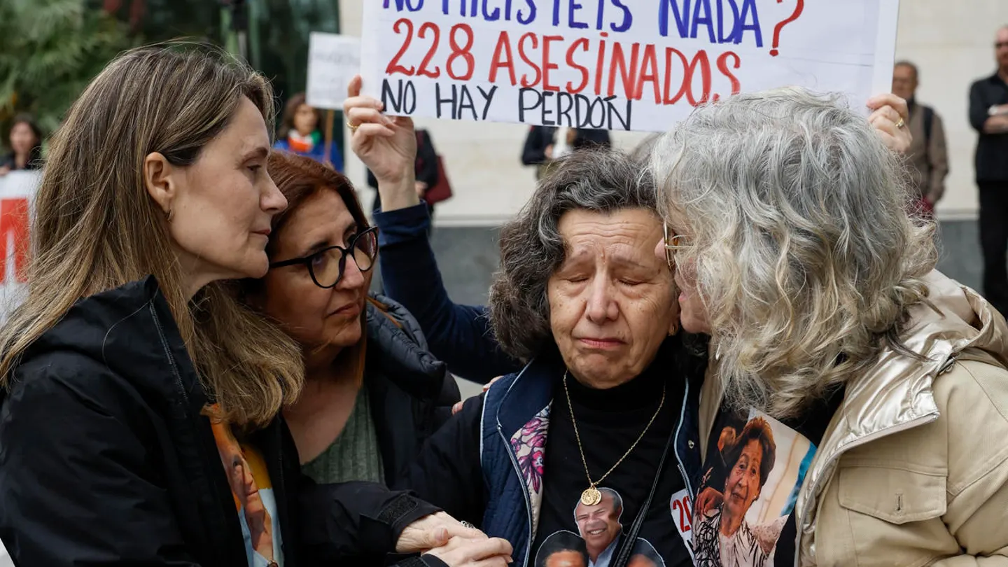 Dolores, arropada por otras víctimas de la DANA, sostiene una pancarta con fotos de su marido y sus hijos ante la Ciudad de la Justicia de València Dolores, arropada por otras víctimas de la DANA, sostiene una pancarta con fotos de su marido y sus hijos ante la Ciudad de la Justicia de València