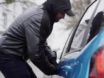 Hombre robando un coche Hombre robando un coche