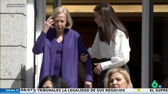 Así reacciona la reina Letizia con una mujer que no puede bajar las escaleras: "Se percató y la agarró del brazo" Así reacciona la reina Letizia con una mujer que no puede bajar las escaleras: "Se percató y la agarró del brazo"