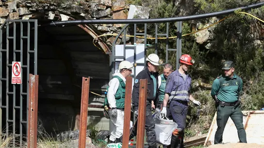 Investigadores, miembros de la brigada de salvamento minero y Policía Judicial de la Guardia Civil en la mina de Cerredo Investigadores, miembros de la brigada de salvamento minero y Policía Judicial de la Guardia Civil en la mina de Cerredo