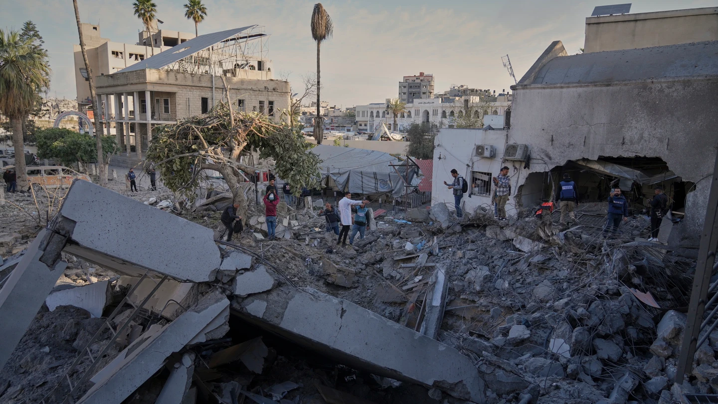 Escombros del Hospital Al Ahli tras el bombardeo israelí, este domingo. Escombros del Hospital Al Ahli tras el bombardeo israelí, este domingo.