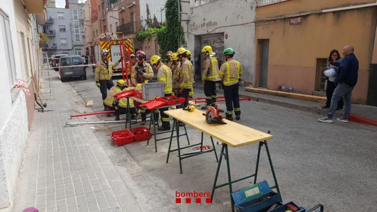Los bomberos, en el edificio desalojado de Sabadell Los bomberos, en el edificio desalojado de Sabadell