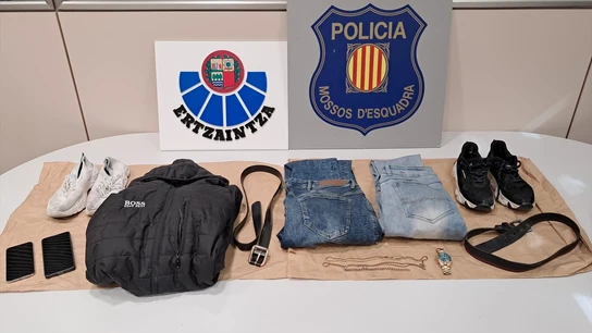 Material incautado en la investigación entre la Ertzaintza y los Mossos d'Escuadra por un asesinato en una vivienda de Irún Material incautado en la investigación entre la Ertzaintza y los Mossos d'Escuadra por un asesinato en una vivienda de Irún
