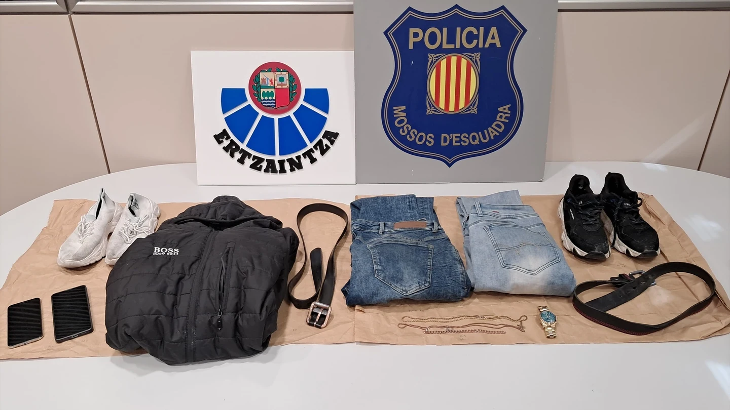 Material incautado en la investigación entre la Ertzaintza y los Mossos d'Escuadra por un asesinato en una vivienda de Irún Material incautado en la investigación entre la Ertzaintza y los Mossos d'Escuadra por un asesinato en una vivienda de Irún