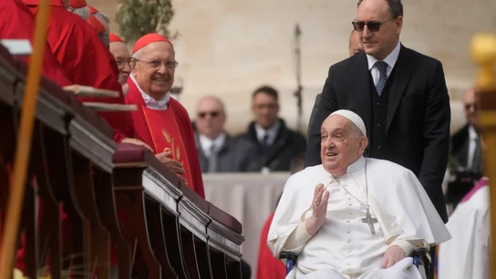 El papa Francisco saluda a los fieles tras la misa por el Domingo de Ramos en la Plaza de San Pedro del Vaticano.  El papa Francisco saluda a los fieles tras la misa por el Domingo de Ramos en la Plaza de San Pedro del Vaticano.