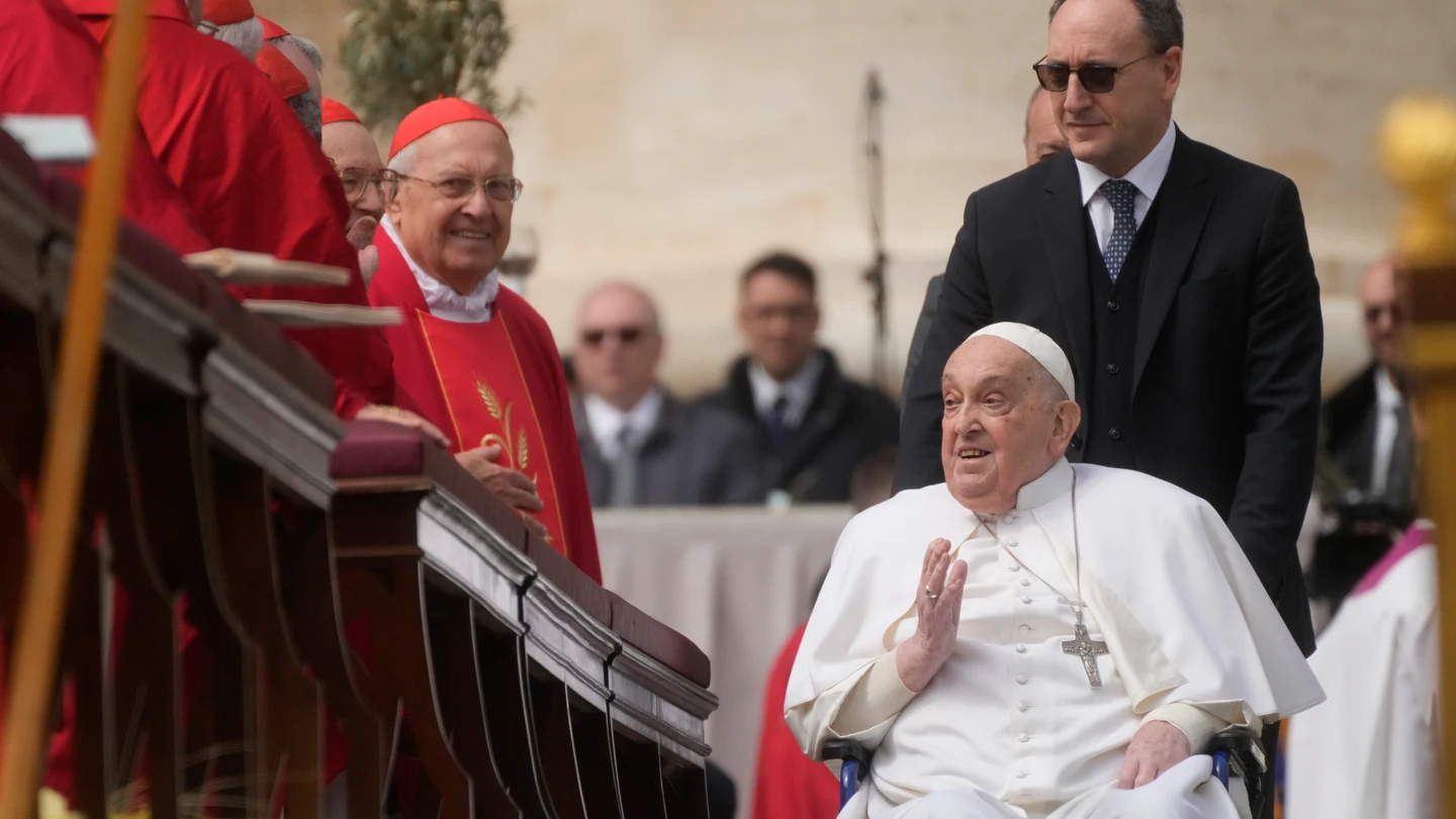 El papa Francisco saluda a los fieles tras la misa por el Domingo de Ramos en la Plaza de San Pedro del Vaticano. El papa Francisco saluda a los fieles tras la misa por el Domingo de Ramos en la Plaza de San Pedro del Vaticano.