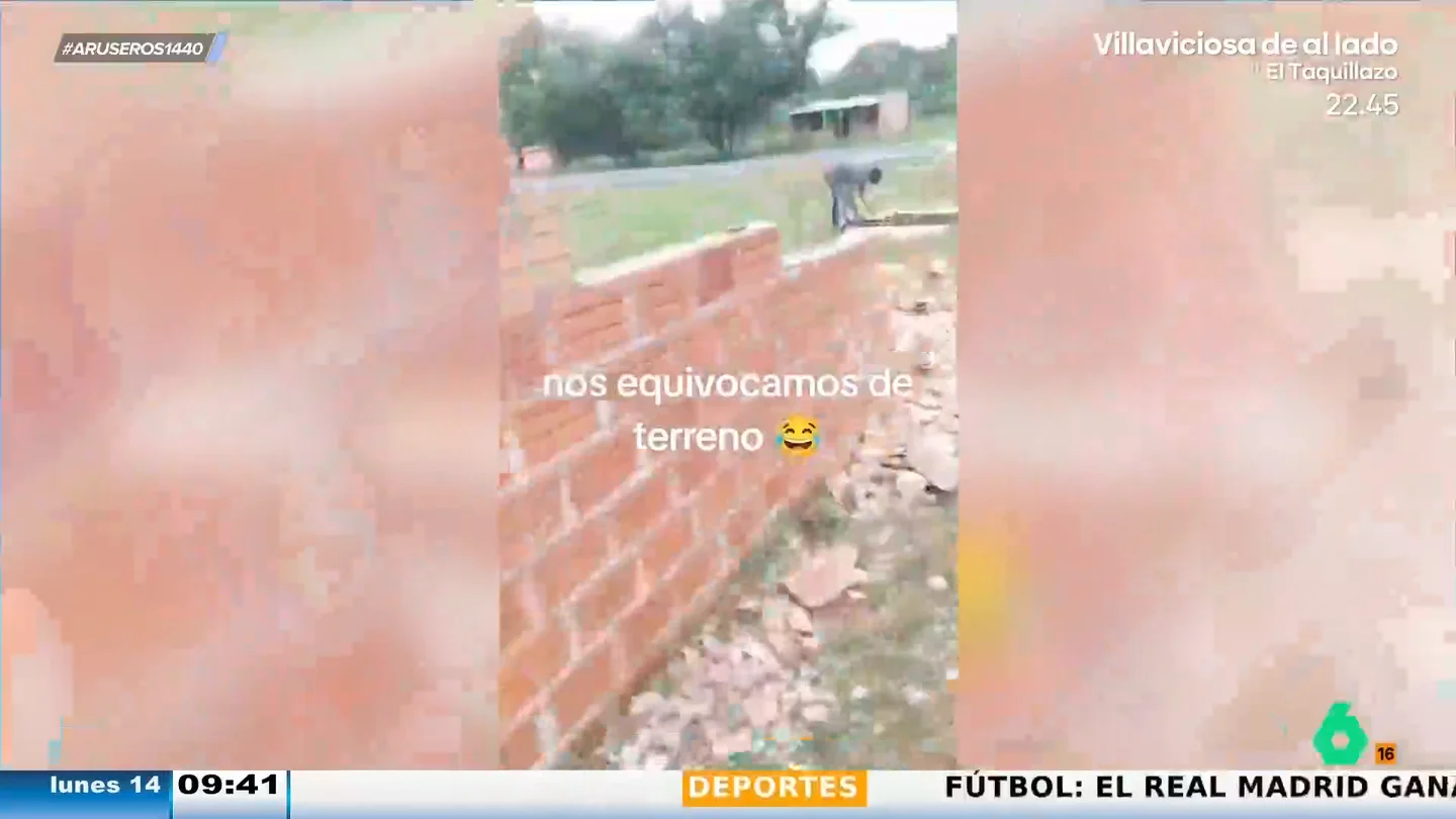El 'tierra, trágame' de unos obreros al construir la casa en el terreno equivocado: "Manolo y Benito Corporeision" El 'tierra, trágame' de unos obreros al construir la casa en el terreno equivocado: "Manolo y Benito Corporeision"