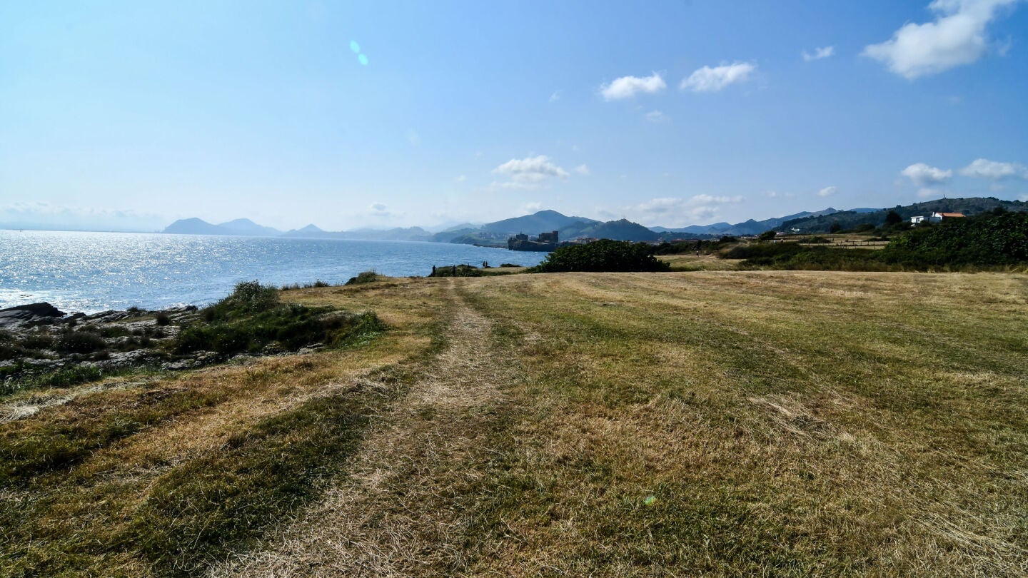 Paisaje de playa y monta&ntilde;a en Castro Urdiales