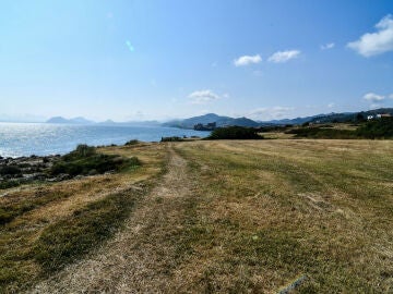 Paisaje de playa y monta&ntilde;a en Castro Urdiales
