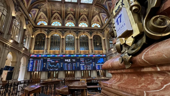 La Bolsa española cierra este jueves con pérdidas del 0,19 %, aunque conserva los 12.900 puntos, hasta situarse en los 12.918 enteros. La Bolsa española cierra este jueves con pérdidas del 0,19 %, aunque conserva los 12.900 puntos, hasta situarse en los 12.918 enteros.