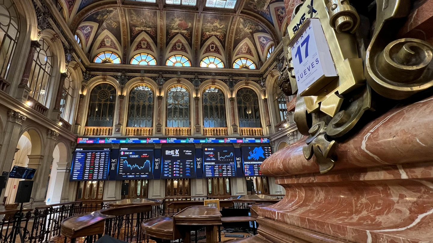 La Bolsa española cierra este jueves con pérdidas del 0,19 %, aunque conserva los 12.900 puntos, hasta situarse en los 12.918 enteros. La Bolsa española cierra este jueves con pérdidas del 0,19 %, aunque conserva los 12.900 puntos, hasta situarse en los 12.918 enteros.