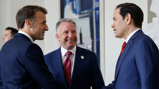El presidente francés, Emmanuel Macron (izq.), estrecha la mano del secretario de Estado estadounidense, Marco Rubio (der.), junto al enviado especial estadounidense, Steve Witkoff El presidente francés, Emmanuel Macron (izq.), estrecha la mano del secretario de Estado estadounidense, Marco Rubio (der.), junto al enviado especial estadounidense, Steve Witkoff